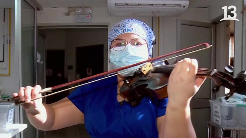 Esta es la historia de Damaris, la tens que canta y toca el violín a pacientes con Covid