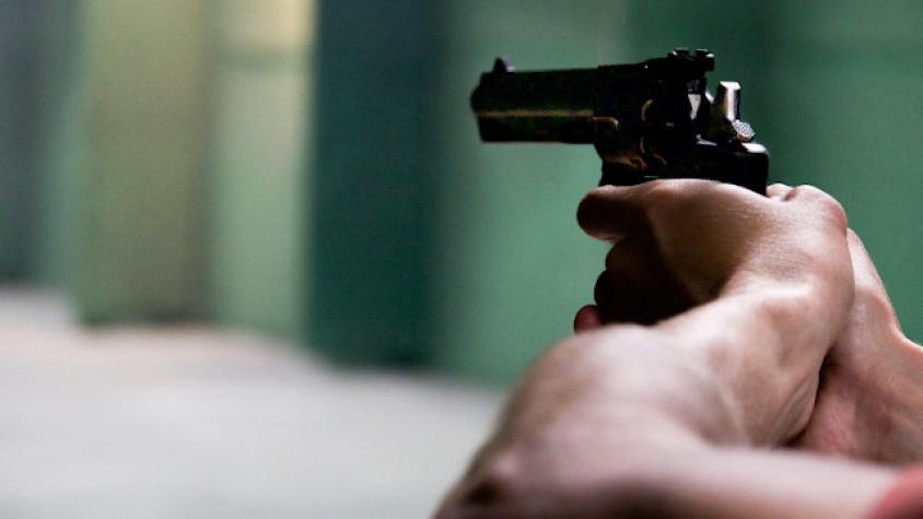 Detienen a hombre por usar pistola para exigir distanciamiento social