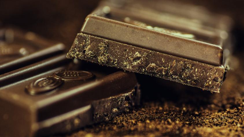 Problema en fábrica genera insólita “lluvia” de chocolate 