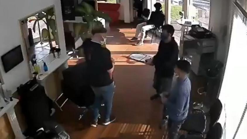 Hombre llevó a su hijo a cortarse el pelo y luego asaltó al peluquero