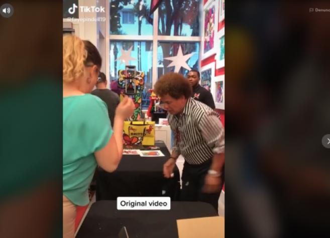 Mujer rompió costosa pieza del artista Romero Britto por tratar mal a sus empleados 