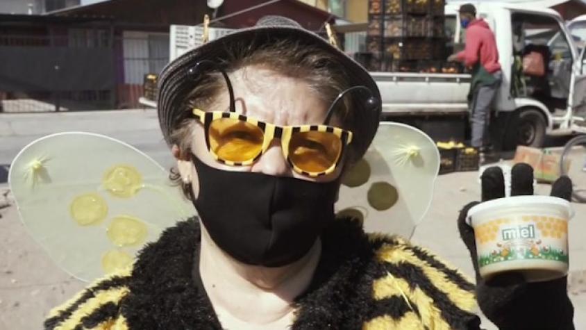 Jubilada se disfraza de abeja para vender miel en Maipú