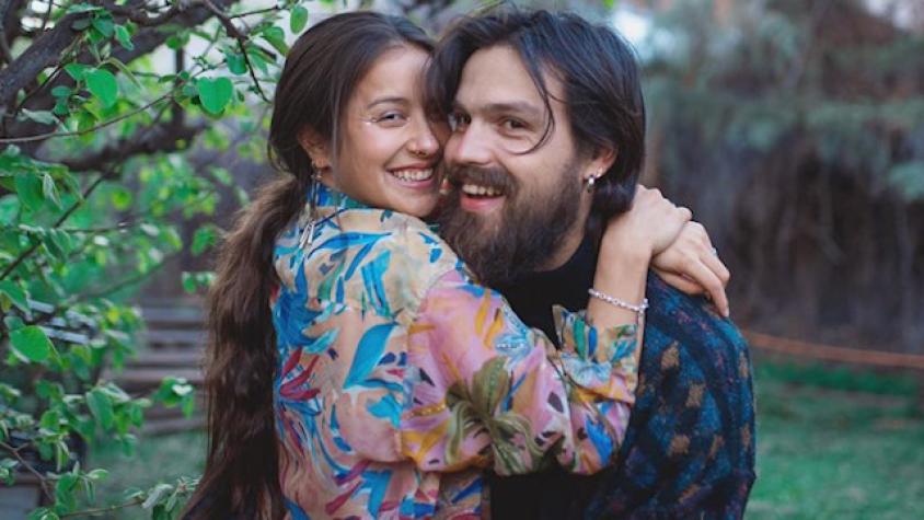 Denise Rosenthal es sorprendida por su pololo con curioso look