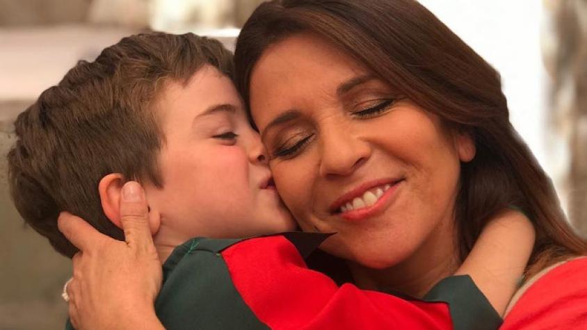 Karla Constant inicia a su hijo de 4 años en la meditación