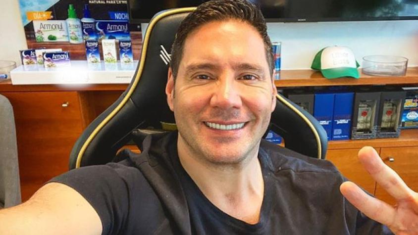 Pancho Saavedra usa original mascarilla en “Contra viento y marea”