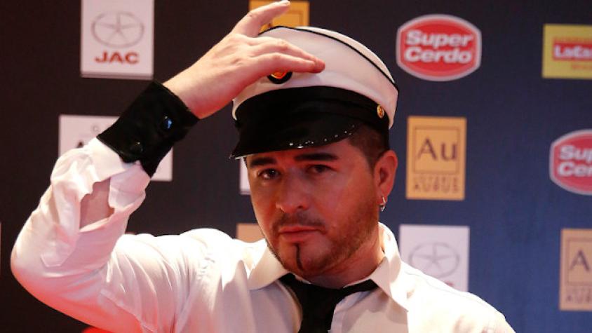 Joven celebra cumpleaños con temática de Junior Playboy