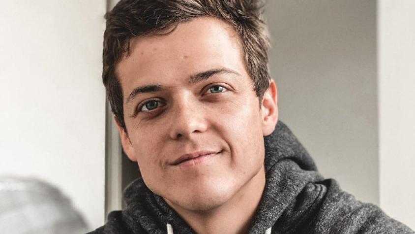 Simón Pesutic enseña trabajado cuerpo en selfie sin polera