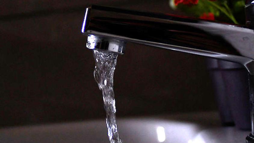 Aguas Andinas desmiente información sobre corte de agua en Santiago