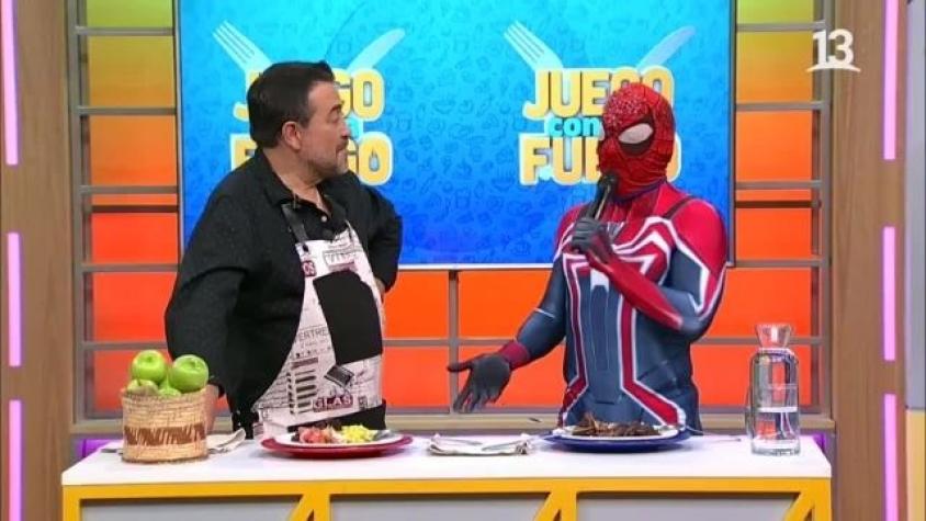 Sensual Spiderman llegó a desordenar Juego Contra Fuego