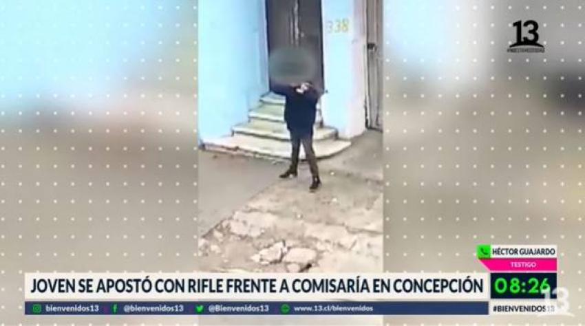 ¡Impactante video! Joven se apostó con rifle frente a comisaría de Concepción