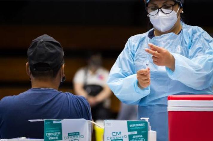 Pfizer y BioNTech afirman eficacia del 100% de su vacuna población de 12 a 15 años