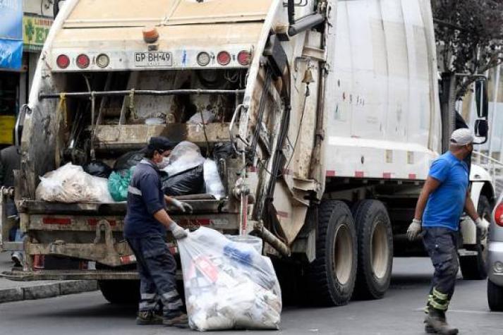 Entregan bono de un millón pesos a recolectores de basura