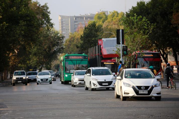 Bajan casos activos en la RM, pero no lo suficiente para avanzar en plan Paso a Paso