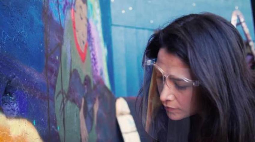 Loreto Aravena participa de muralismo en Barrio Puerto