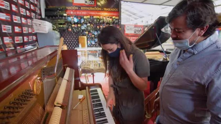 Loreto Aravena intenta tocar “el galeón español” junto a pianista