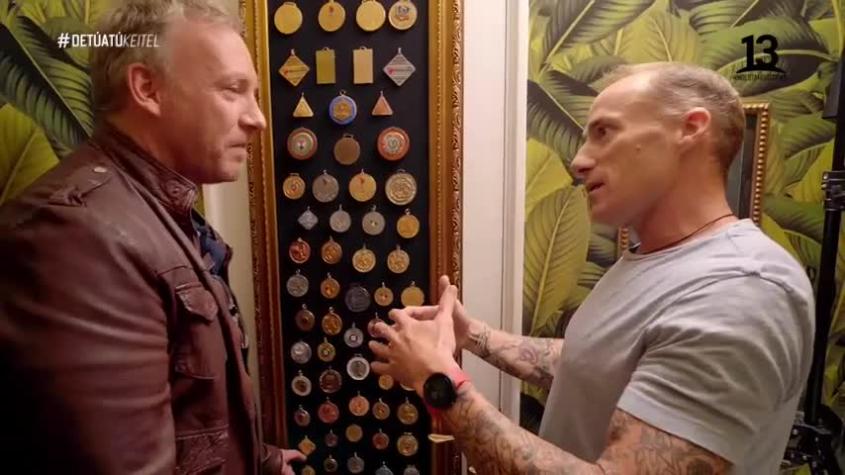 El particular baño lleno de trofeos y medallas de Sebastián Keitel