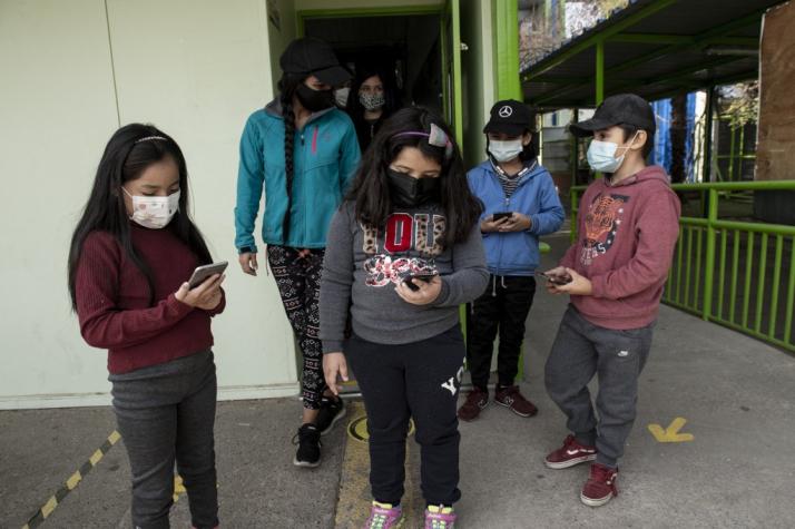 Joven chileno repara celulares para que niños puedan acceder a clases online