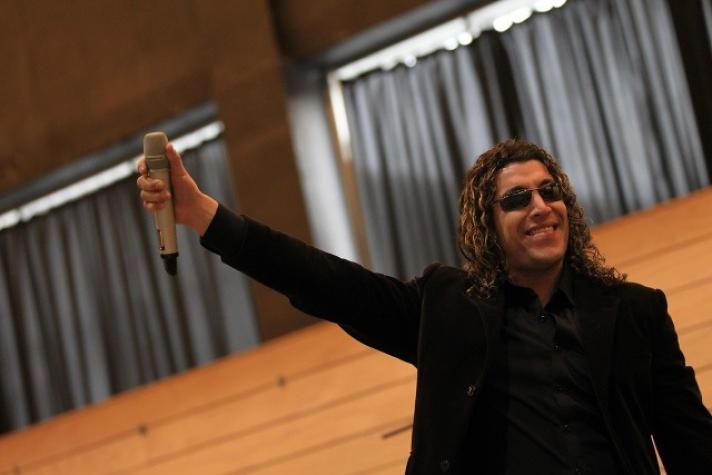 Leo Rey inventó una canción durante primera jornada de elecciones