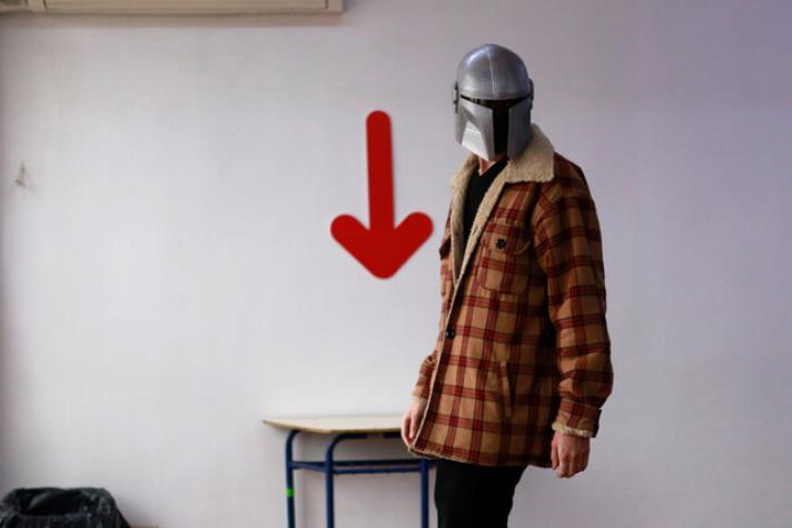 "The mandalorian”: joven llegó a votar con icónica máscara