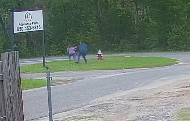 Video muestra a niña escapando de secuestrador: hizo que lo atraparan usando su “slime”