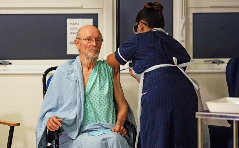 Falleció William Shakespeare: el primer hombre vacunado contra el Covid-19