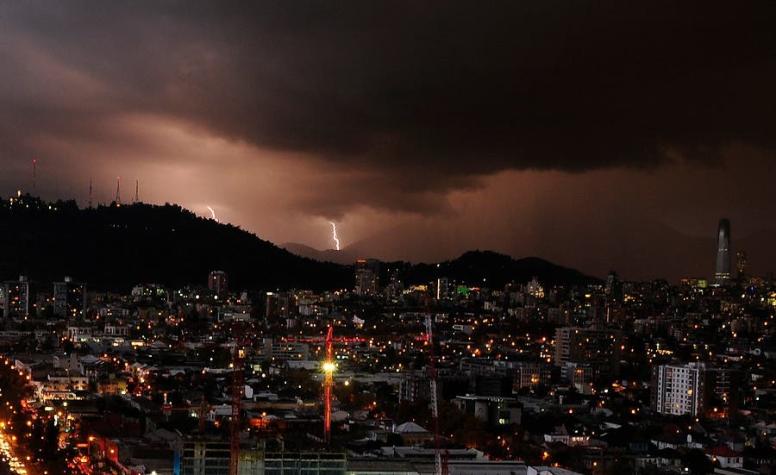 Alerta por tormentas eléctricas desde Atacama a Santiago