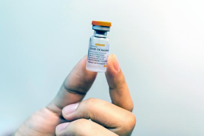 China aprueba uso de emergencia de vacuna Sinovac en menores de 3 a 17 años