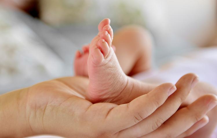 Niña de 11 años da a luz en el Reino Unido: autoridades investigan el caso