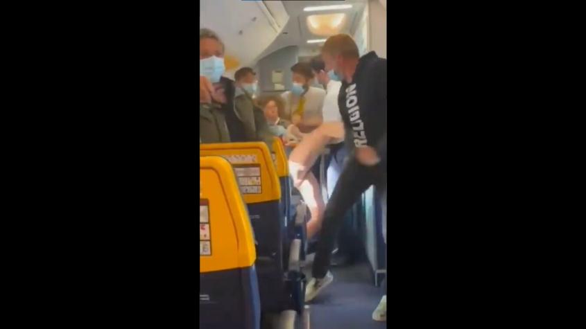 Joven escupe y agrede a pasajeros de avión por ser obligada a usar mascarilla