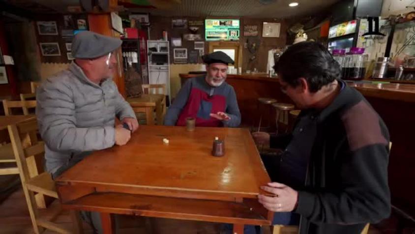 Alonso Barraza visitó bar con mesa especial para jugar cachos
