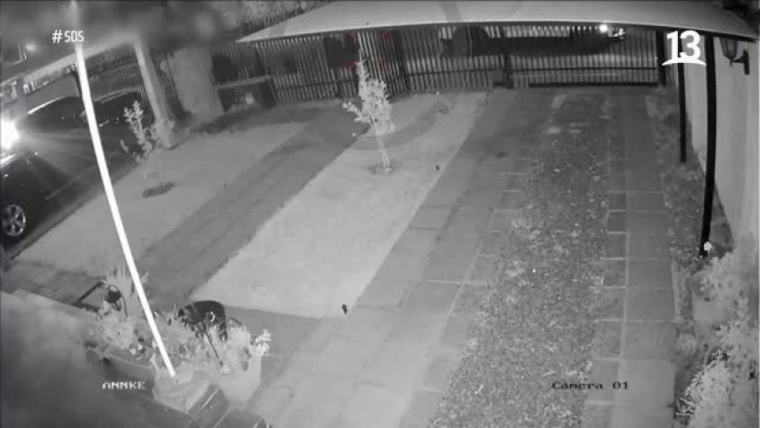 SOS: Imágenes muestran cómo operan ladrones al ingresar a una casa