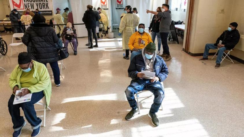 La estrategia de Nueva York para motivar la vacunación: regalan papas fritas y donas