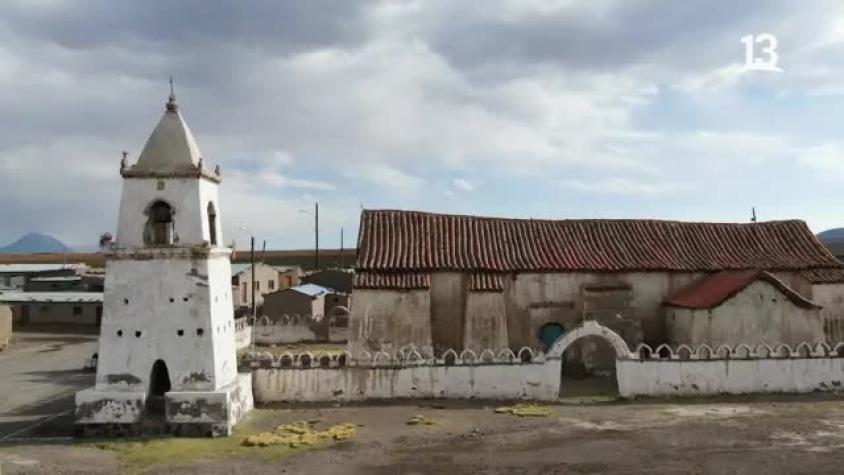 Claudio Iturra visita un abandonado pero sagrado pueblo aymara