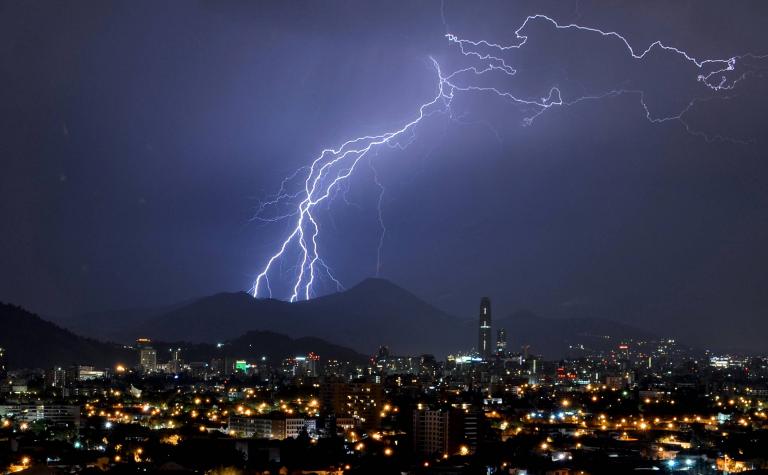Tormentas eléctricas: decretan alerta temprana para 10 comunas de la RM 
