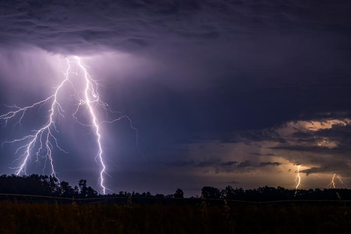 Pronostican posibles tormentas eléctricas en 10 regiones del país 