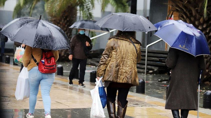 ¡No guarde el paraguas! Podría seguir lloviendo en Santiago