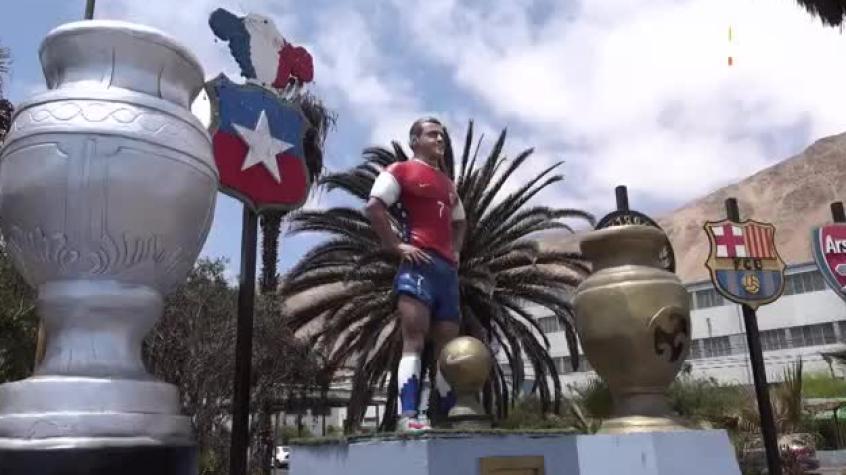 Claudio Iturra llegó a Tocopilla para conocer estatua de Alexis Sánchez