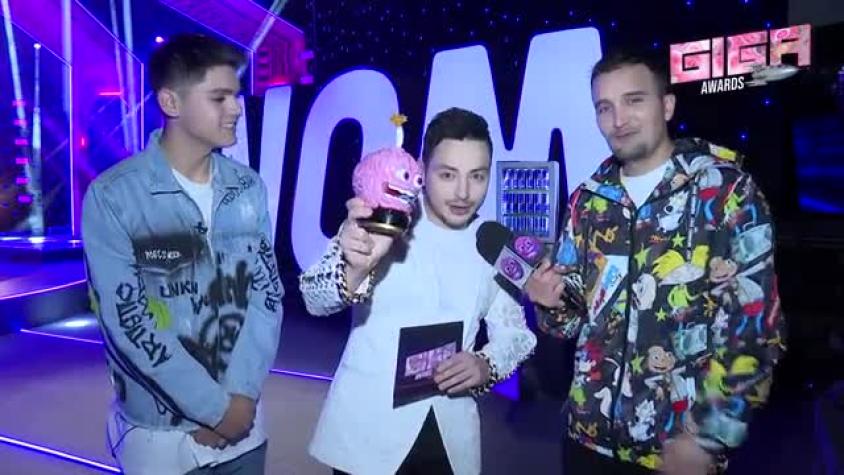 Pollo Castillo celebra su premio a Mejor comediante en el backstage