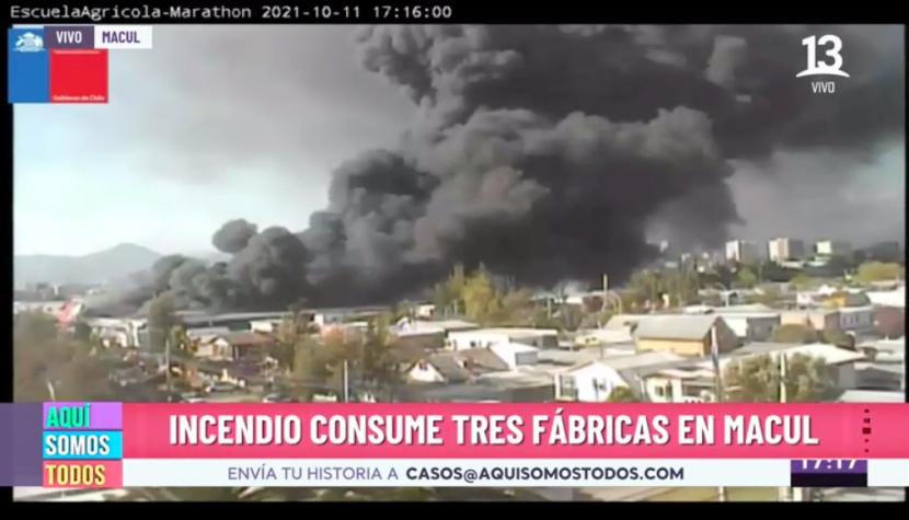 Incendio consume tres fábricas en Macul