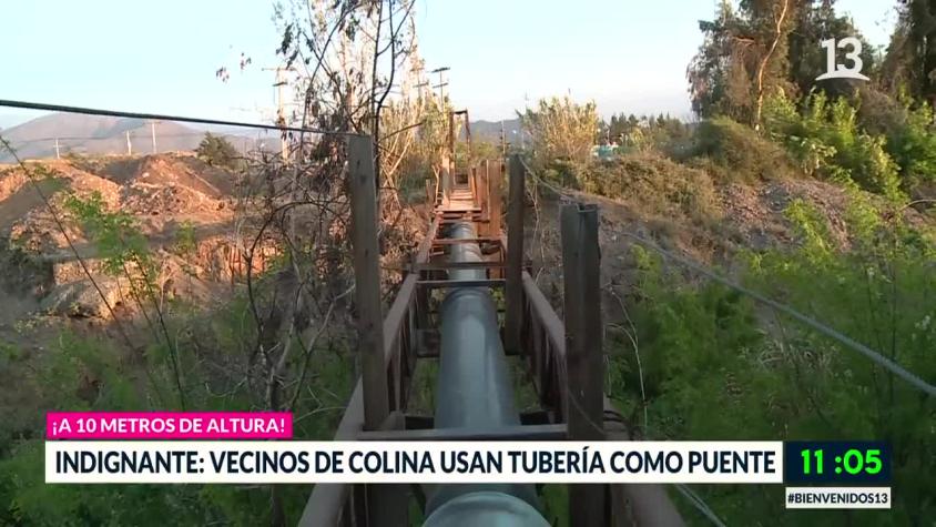 Vecinos de Colina deben usar tuberías como puente 