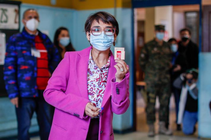 Las millonarias boletas de los asesores de Karina Oliva