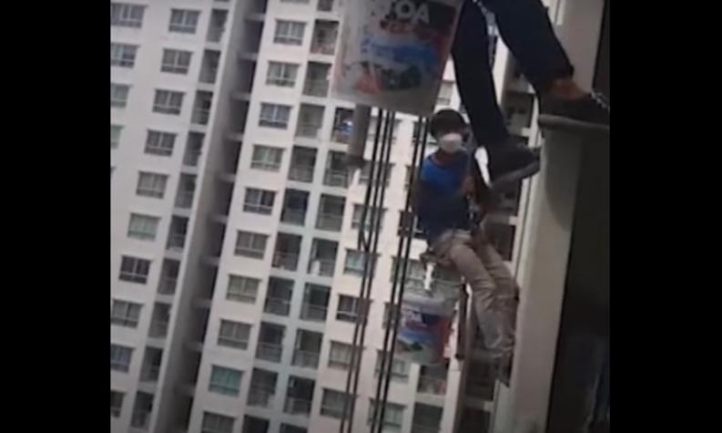 Mujer casi mata a pintores: cortó cuerda que los sostenía a 26 pisos de altura en un edificio 