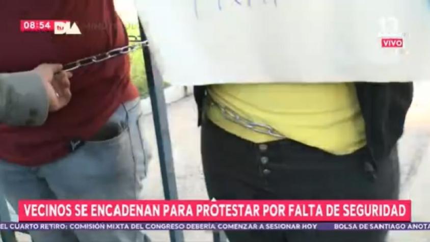 Vecinos de La Cisterna se encadenan a rejas por falta de seguridad