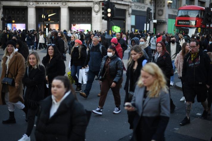 Confirman un muerto por la variante ómicron en el Reino Unido