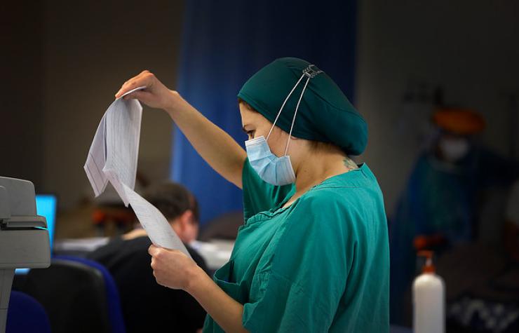 Minsal reporta 1.793 casos nuevos de Covid-19: positividad se mantiene en 2,47%