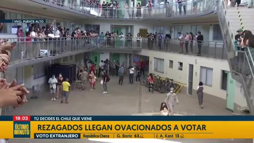 Ovación en Puente Alto para últimos votantes 