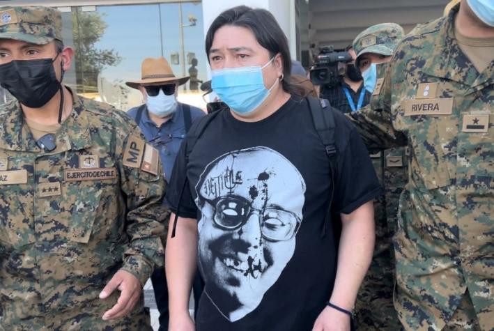 Detienen a vocal de mesa por usar polera alusiva a Jaime Guzmán