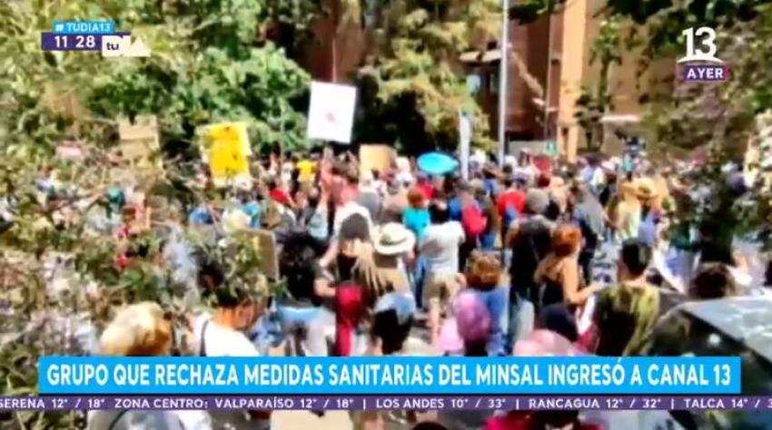 Grupo que rechaza medidas sanitarias del Minsal ingresó a Canal 13