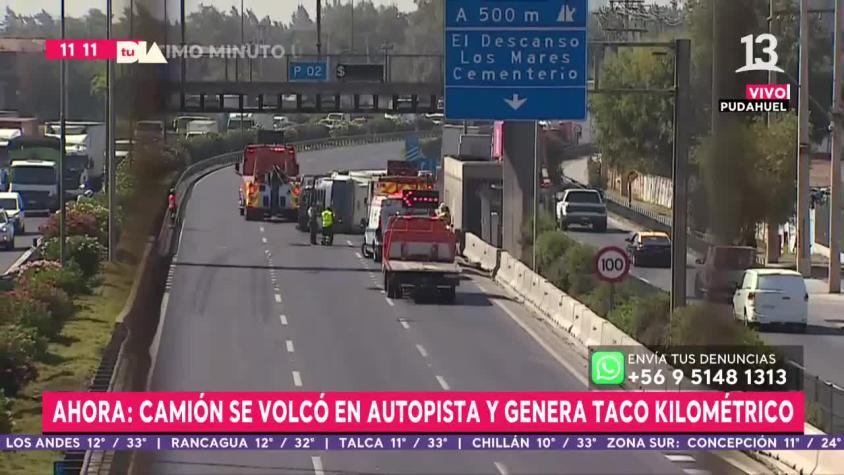 Camión volcado en Autopista Vespucio Norte genera taco kilométrico