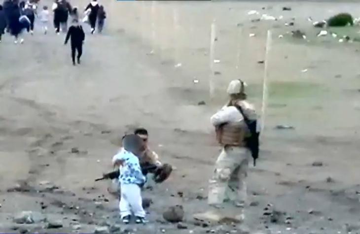 Impactante escena de militares en Colchane conteniendo a niño en la frontera